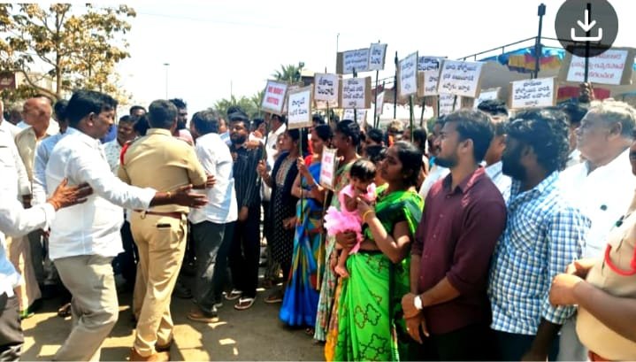 భారతీ సిమెంట్ ఫ్యాక్టరీ దగ్గర రైతుల ఆందోళన 