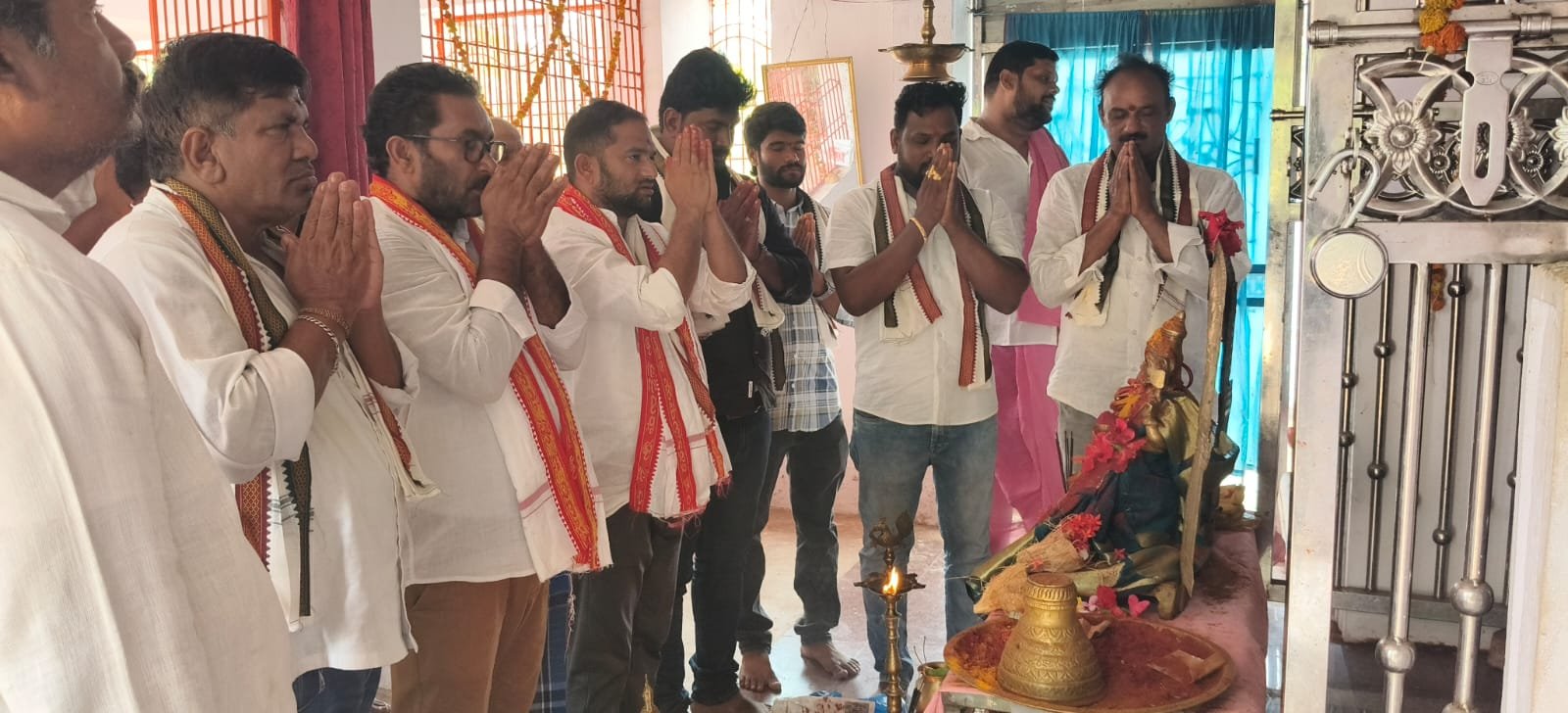 డిప్యూటీ సీఎం పవన్ కళ్యాణ్ త్వరగా కోలుకోవాలని లింగంపేట నూకాలమ్మ ఆలయం వద్ద ప్రత్యేక పూజలు