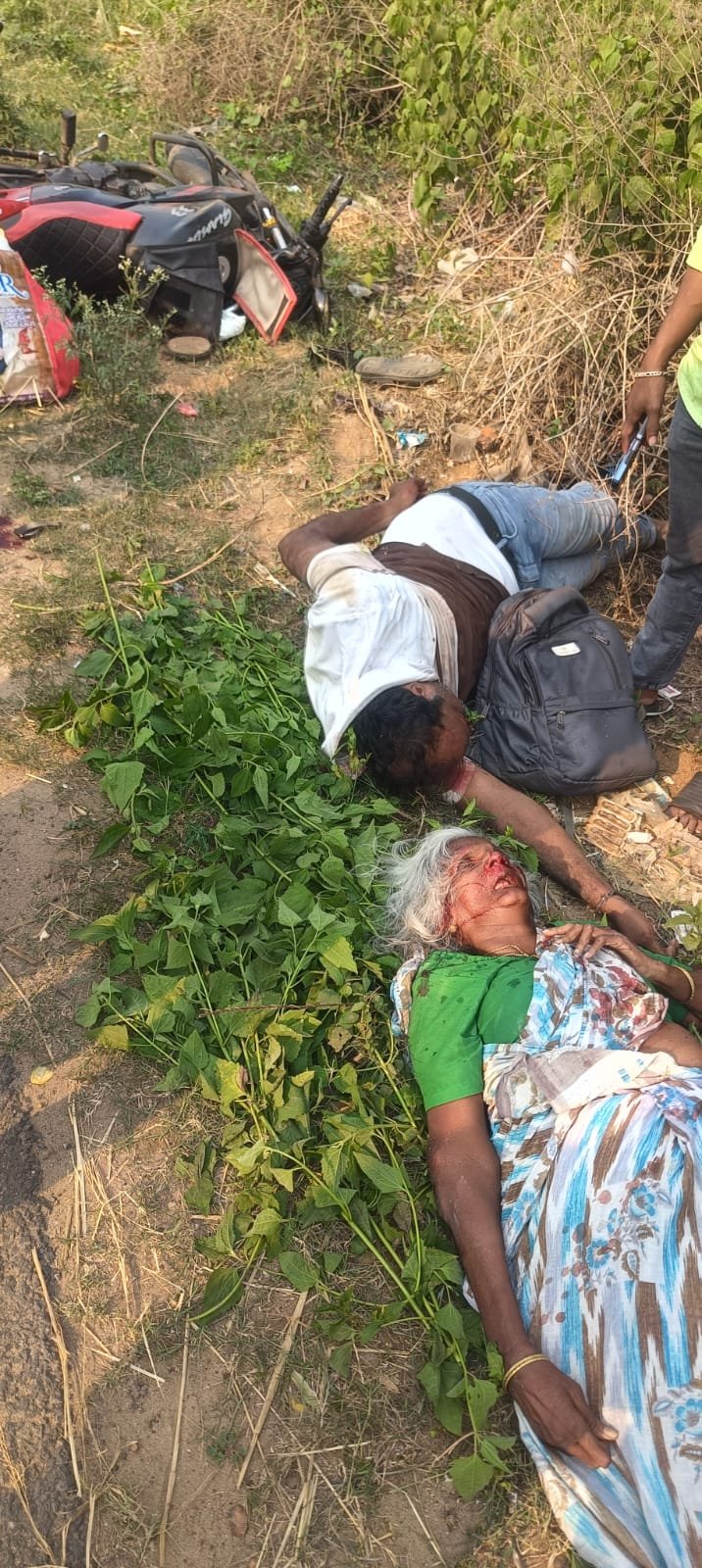 తాండవ జంక్షన్ వద్ద రోడ్డు ప్రమాదం ఒకరి మృతి ఒకరికి గాయాలు. 
