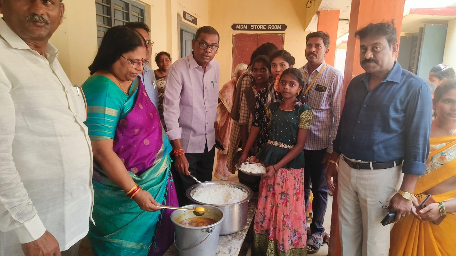 మధ్యాహ్న భోజన పథకాన్ని పరిశీలించిన ఎమ్మెల్యే కోళ్ల లలితకుమారి