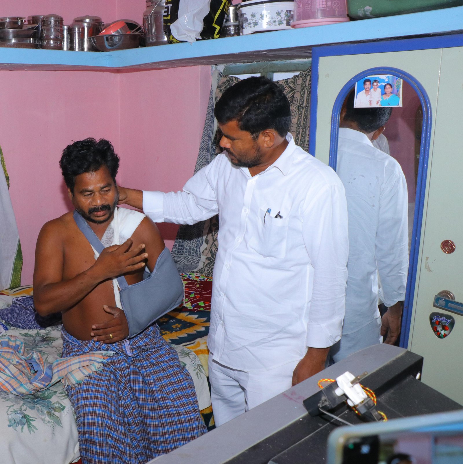 విధి నిర్వహణలో ఉన్న మత్స్యకారుడిపై దాడి చేసిన మాజీ ఎమ్మెల్యే పెట్ల గణేష్‌ను తక్షణమే అరెస్టు చేయాలి