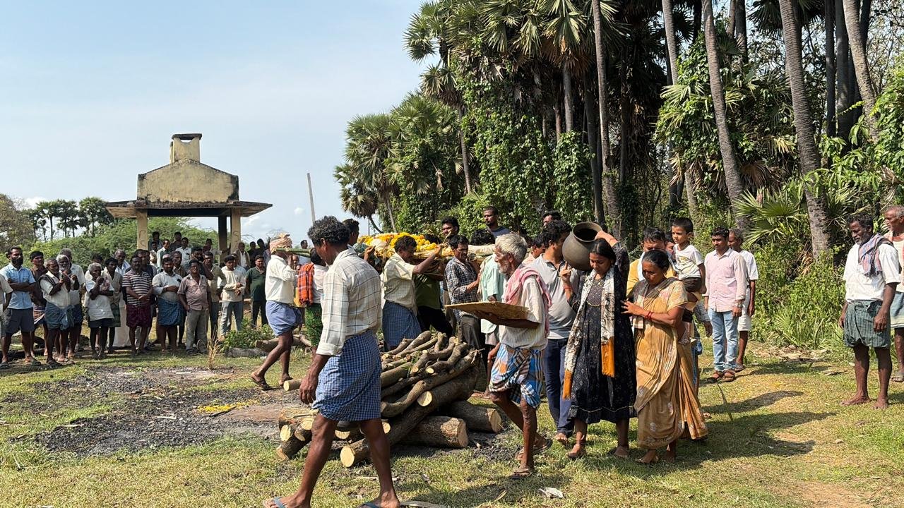 తండ్రి చితికి తలకొరివి పెట్టిన కూతురు