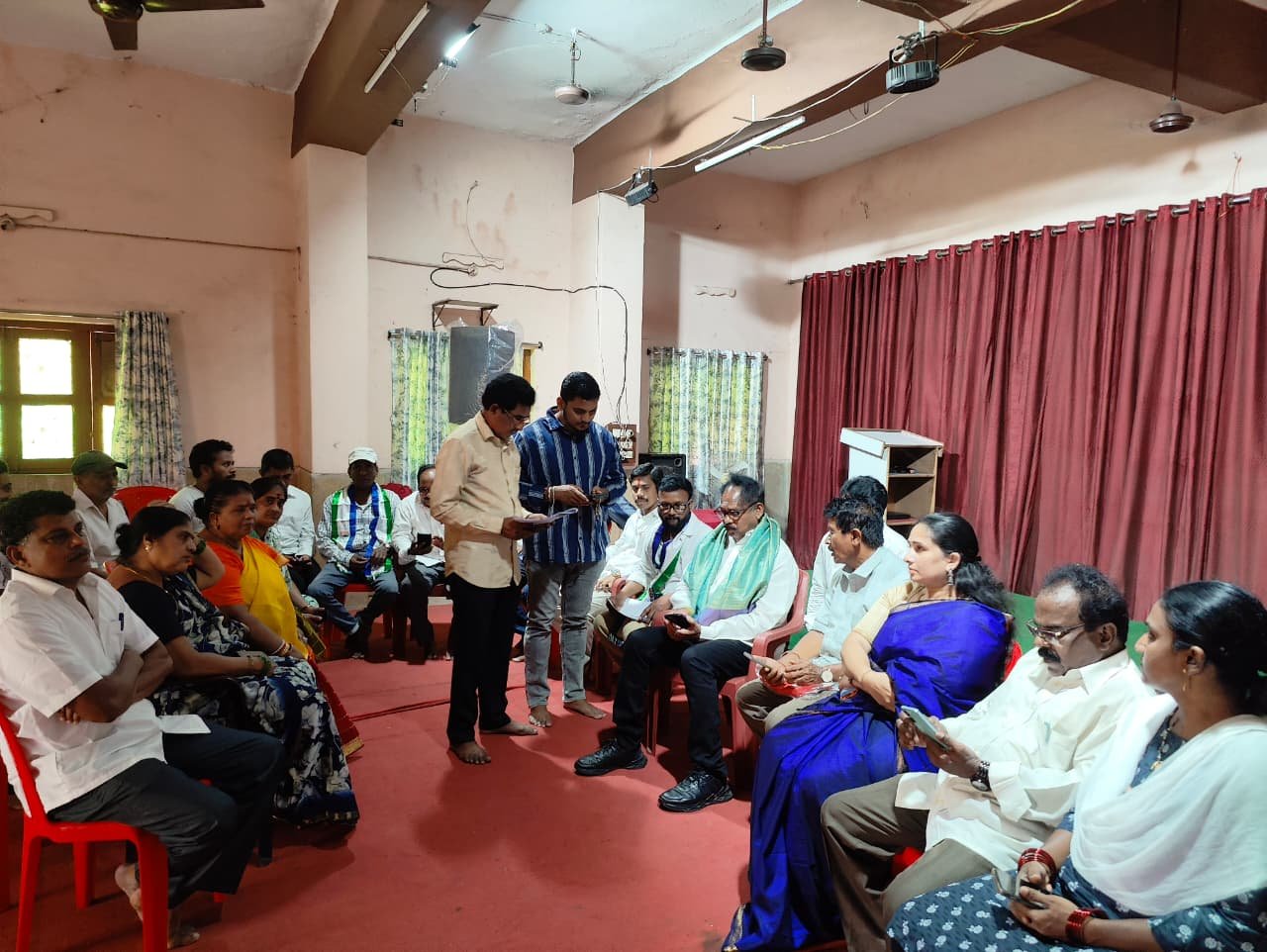 33వార్డులో ఓటిపి వెరిఫికేషన్   పరిశీలించిన మాజీ ఎమ్మెల్యే వాసుపల్లి